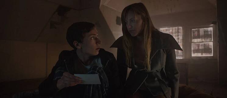 Neutečeš - Z filmu - Keir Gilchrist, Maika Monroe