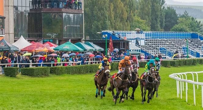 Dostihy ve Slušovicích se vracejí, trablům navzdory. A zájem je velký