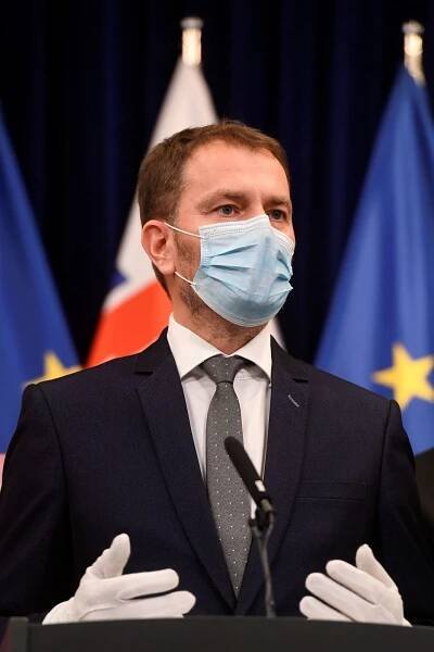 Slovensko zavede večerní zákaz vycházení a povinné respirátory. Ze hry stále není ani tvrdý lockdown