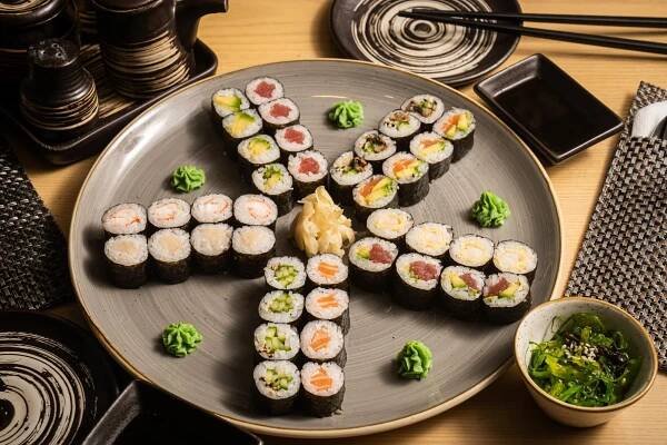 Až 46 ks pestrého sushi i s wakame salátem, polévkami a vínem