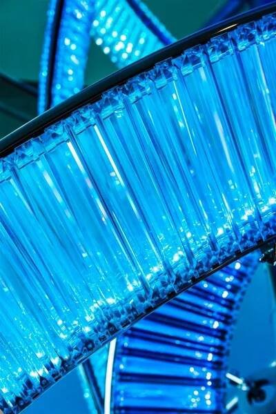 Česká křídla ve městě andělů. Unikátní svítidlo od firmy Preciosa Lighting zdobí halu letiště v LA