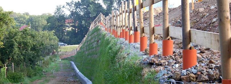 Stabilita strmého svahu | GEOMAT - zpevňování svahů, opěrné zdi, protierozní ochrana, zlepšování podloží, geotextilie, geomříže