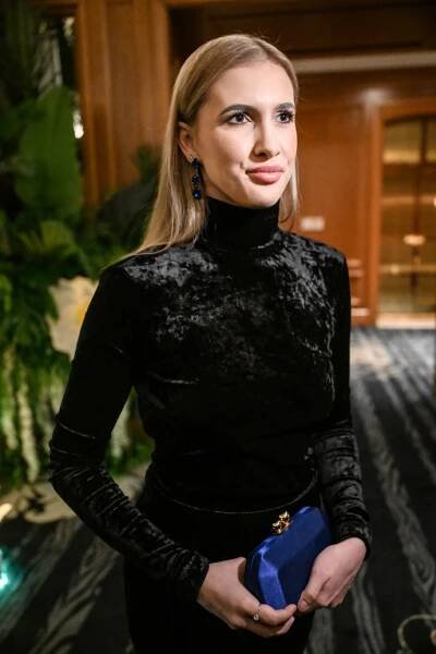 Sabina Pšádová z Bachelora vyladila do modré barvy také visací náušnice.