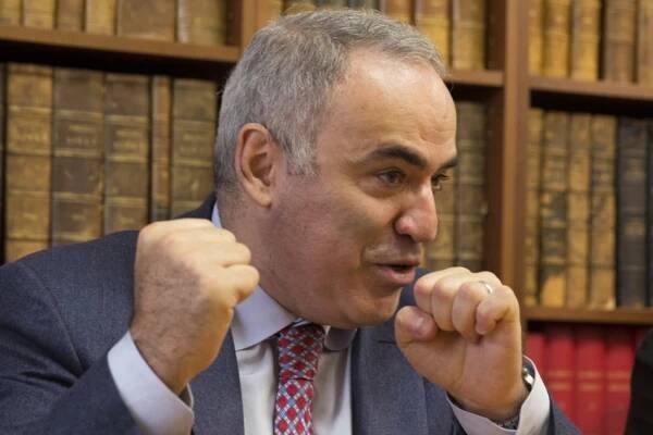 Legendární Kasparov se po dvanácti letech vrací k šachovnici
