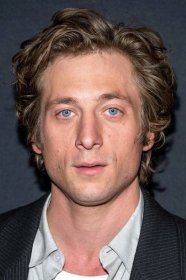 The Curious Case of Jeremy Allen White's Belly Button— See Photos