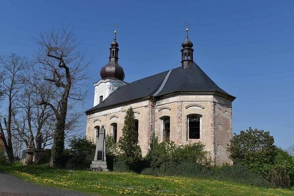 Kostel v Siřemi má novou střechu a fasádu na věži. Letos by se mělo s fasádou pokračovat na severní straně lodi.