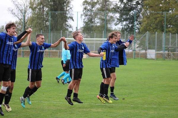Horažďovice (v tmavých dresech) porazily o víkendu Sušici (ve světlém) 3:1.