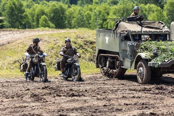 Bahna 2023: Armáda předvedla bojovou techniku, vrtulníky i tank Leopard 2A4