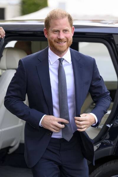 Princ Harry v Británii rozdává úsměvy a zdá se, že je v dobrém rozpoložení.