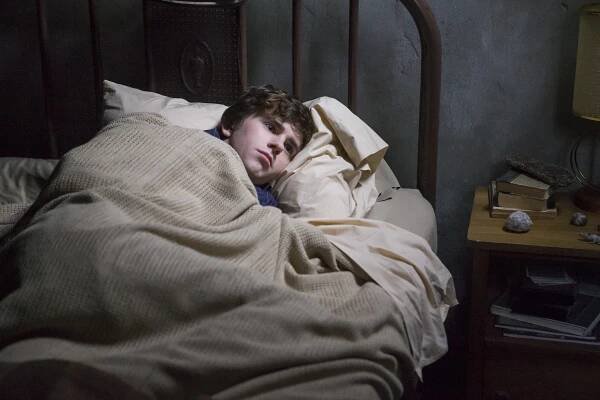Batesův motel - Jáma - Z filmu - Freddie Highmore