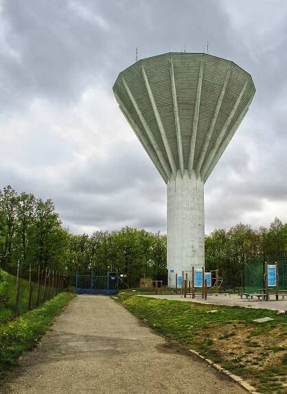 O 100 m výše mezitím na okraji lesa tiše stojí hypertrofní houba. Málokdo z obyvatel v okolí tuší, odkud slavný kohoutovický vodojem vlastně nasává vodu.