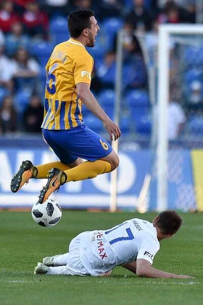 Utkání 29. kola první fotbalové ligy: FC Baník Ostrava - Slezský fotbalový klub Opava, 21. dubna 2019 v Ostravě. Na snímku (zleva) Jan Řezníček a Milan Jirásek.