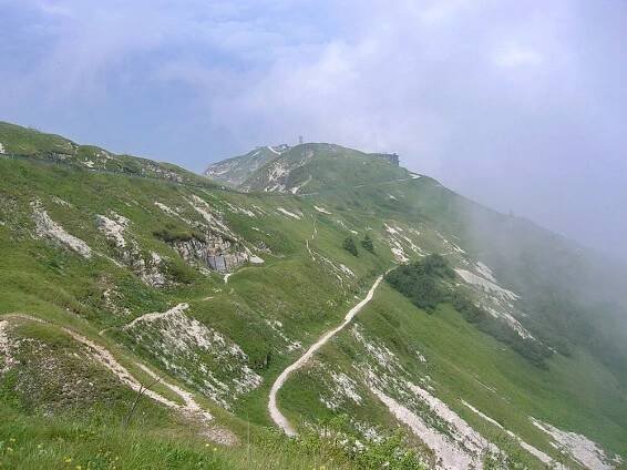 Monte Grappa im schwülen Sommernebel