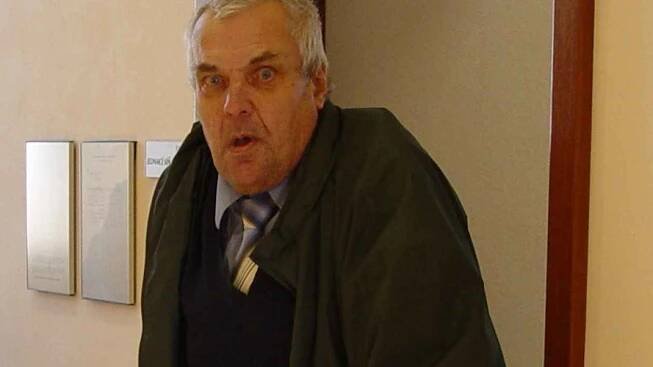 Invalidní důchodce František Fiala rád pózuje médiím. Na chodbě soudu si kolem hlavy motal provaz, který předtím ukazoval soudci.