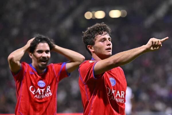 Joao Neves fue el hombre del partido con tres goles al Toulouse