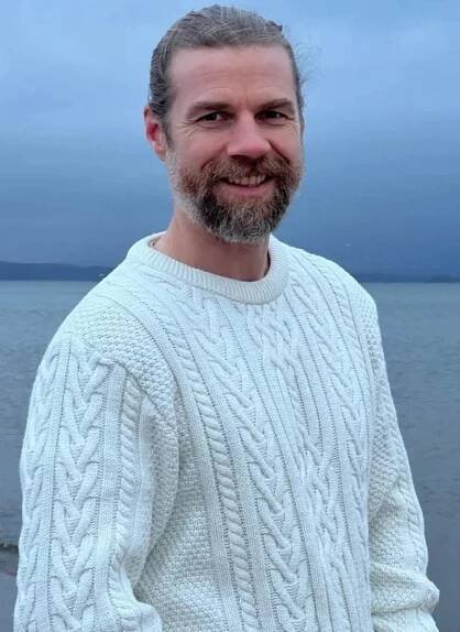 Stephen Clarke (ročník 1982) je terapeut duchovního rozvoje.