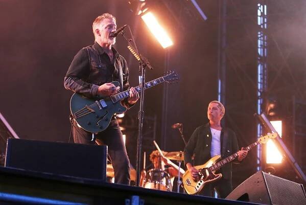 Zpěvák Queens of the Stone Age musí na operaci. Chápeme vaši frustraci, vzkázali fanouškům. Koncert na Colours se ruší