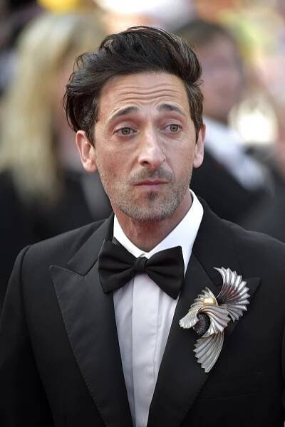 Stylový smoking v klasickém provedení doladil o extravagantní doplněk už loni v Cannes.