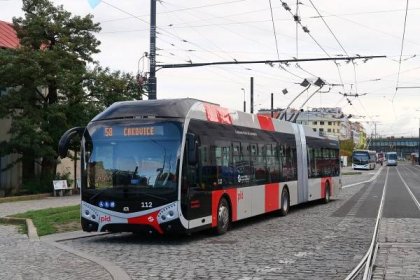 Trolejbus 58, den šestý: 3 trolejbusy a 8 autobusů