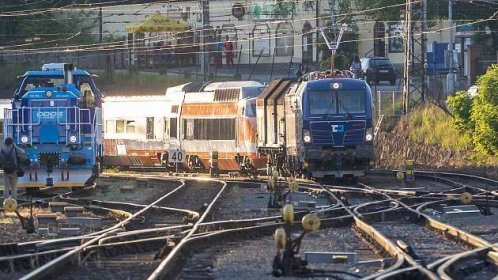 Špatné noční vlakové spojení z Prahy trápí cestující v Brodě. Stát slibuje změny
