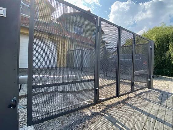 Křídlová skládací brána PROWERK s výplní z tahokovu. Žárově zinkováno a práškově lakováno v antracitové barvě. Dodáno pro stavbu v Příbrami.