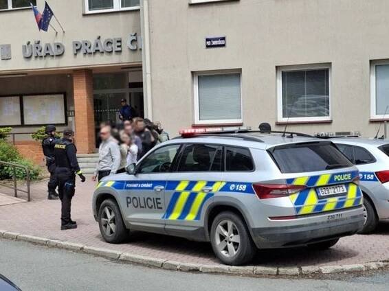 Policisté zneškodnili útočníky. Cvičení na úřadu práce ve Vsetíně