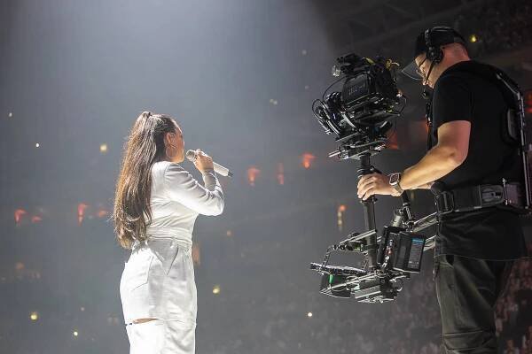 FOTOREPORT: Božská Ewa. Farna dojímala i rozesmívala, O2 arena jí tleskala vestoje