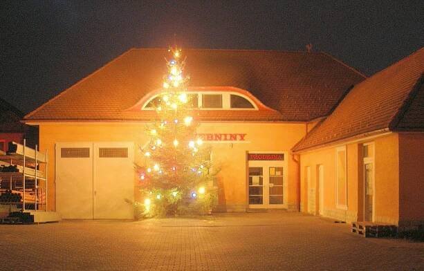 Vánoční atmosféra u prodejny (Skalička 2009)