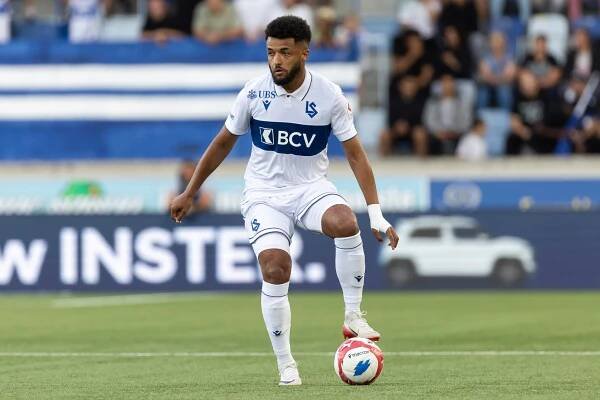Morgan Poaty du FC Lausanne-Sport contrôle le ballon lors d’un match de qualification pour la Conference League contre le FK Vardar Skopje à Lausanne, le 31 juillet 2025.