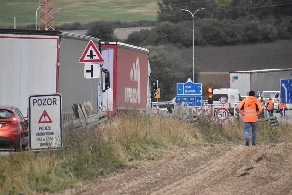 Okružní křižovatka na I/43 u Sebranic. Semafory zmizí, řidičům se uleví