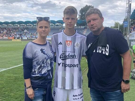 Fotbalista Patrik Hellebrand na Střeleckém ostrově se svými rodiči.