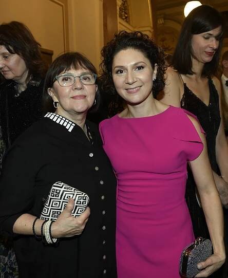 Tyhle šaty už jednou oblékla: Martha Issová oslnila štíhlou postavou. Má ji díky filmové roli