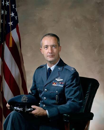 File:Astronaut James A. McDivitt in Air Force uniform.jpg - Wikipedia
