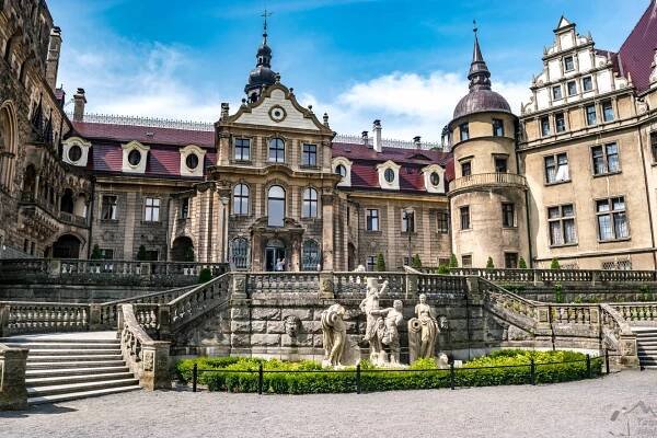 Zamek w Mosznej pałac rodem z bajek Disneya