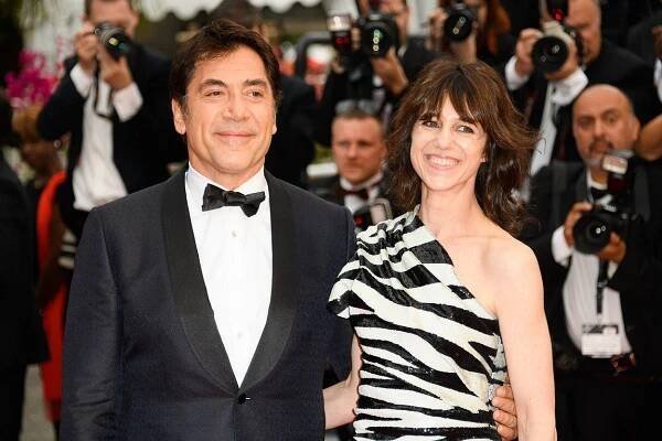 Kde nechal oscarový herec svou krásnou manželku? V Cannes objímal její kolegyni