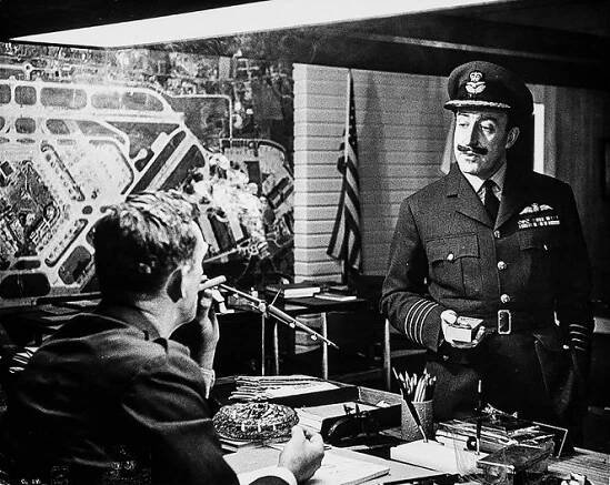 Dr. Divnoláska aneb Jak jsem se naučil nedělat si starosti a mít rád bombu - Z filmu - Sterling Hayden, Peter Sellers