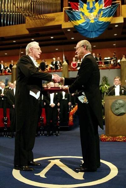 Nobel Prize winning physicist and MRI pioneer Sir Peter Mansfield dies aged 83 - The Mirror