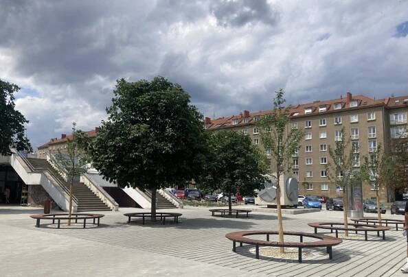 Brno upravilo nároží Šumavské a Kounicovy. U křižovatky si lidé odpočinou