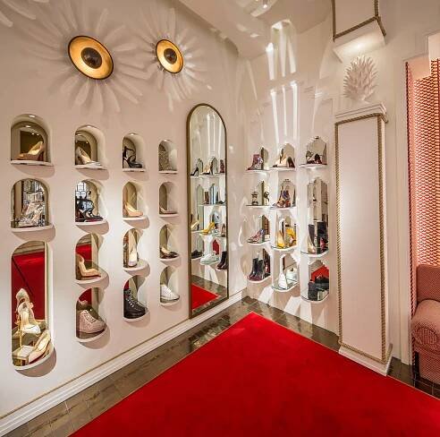 Galerie: Christian Louboutin otevřel v Praze svůj první butik | Elle.cz