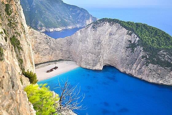Proslulá pláž Navagio s lodním vrakem na ostrově Zakynthos