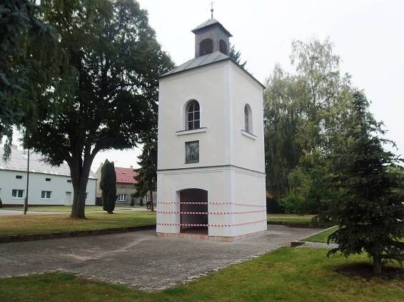 Soubor:Machová, zvonice (1).jpg