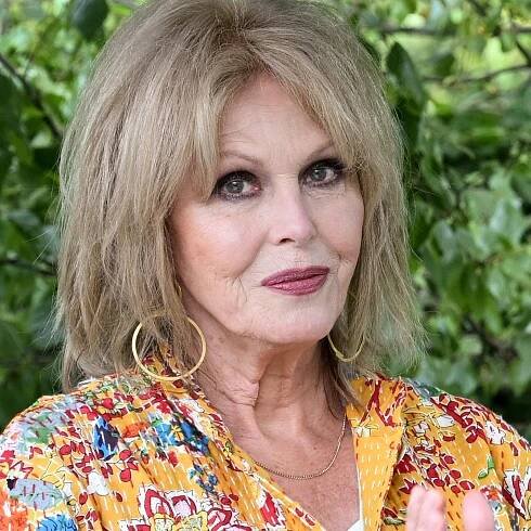 Move over ditsy florals, Joanna Lumley's tropical take on this ever-lasting spring/summer trend has us ready to go...