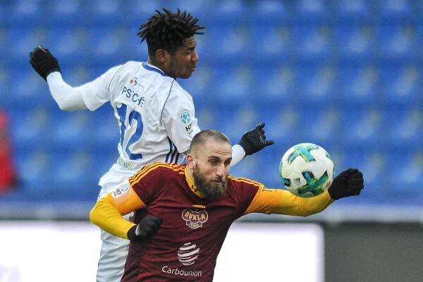Utkání 21. kola první fotbalové ligy: Baník Ostrava - Dukla Praha, 17. března 2018 v Ostravě. (vlevo) Psyche Christophe Charles a Holenda Jan.