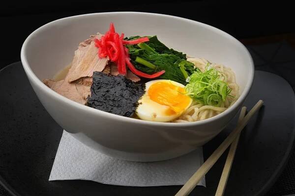 Vydatná nudlová polévka ramen nebo nudle udon v restauraci Engawa
