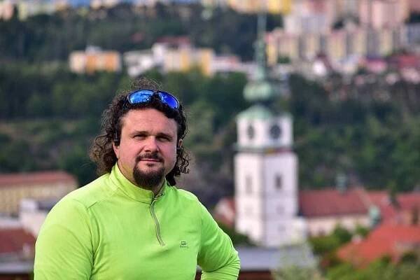 Jakub Benda poběží z Třebíče na Sněžku. Chce pomoct svému synovi i dalším dětem trpícím svalovou dystrofií.