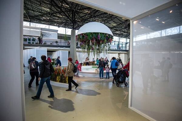 Hlavní expozice Flory letos v bílém minimalismu. Jak se vám líbí?
