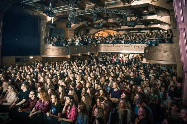 FOTOREPORT: Mikolas Josef zahrál v pražské Roxy a fanoušci šíleli nadšením