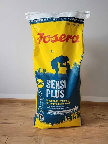 Großer gelb-blauer Sack voll mit Josera Hundefutter.