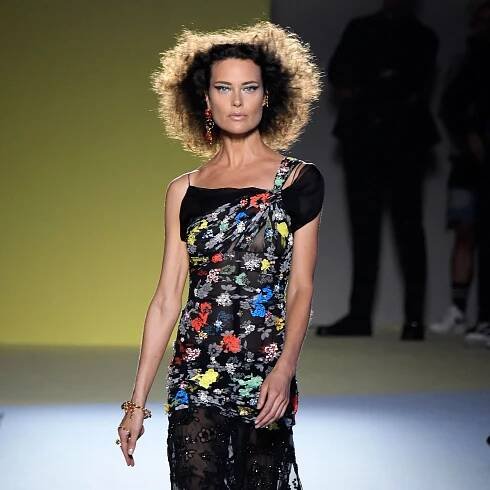 ’90s Supermodel Shalom Harlow Returns to the Runway at Versace Spring 2019