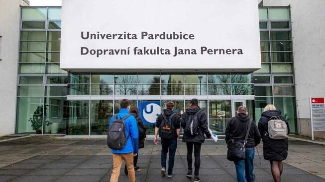 Katedru opouštějí vyučující a má končit. Studenti se bojí budoucnosti